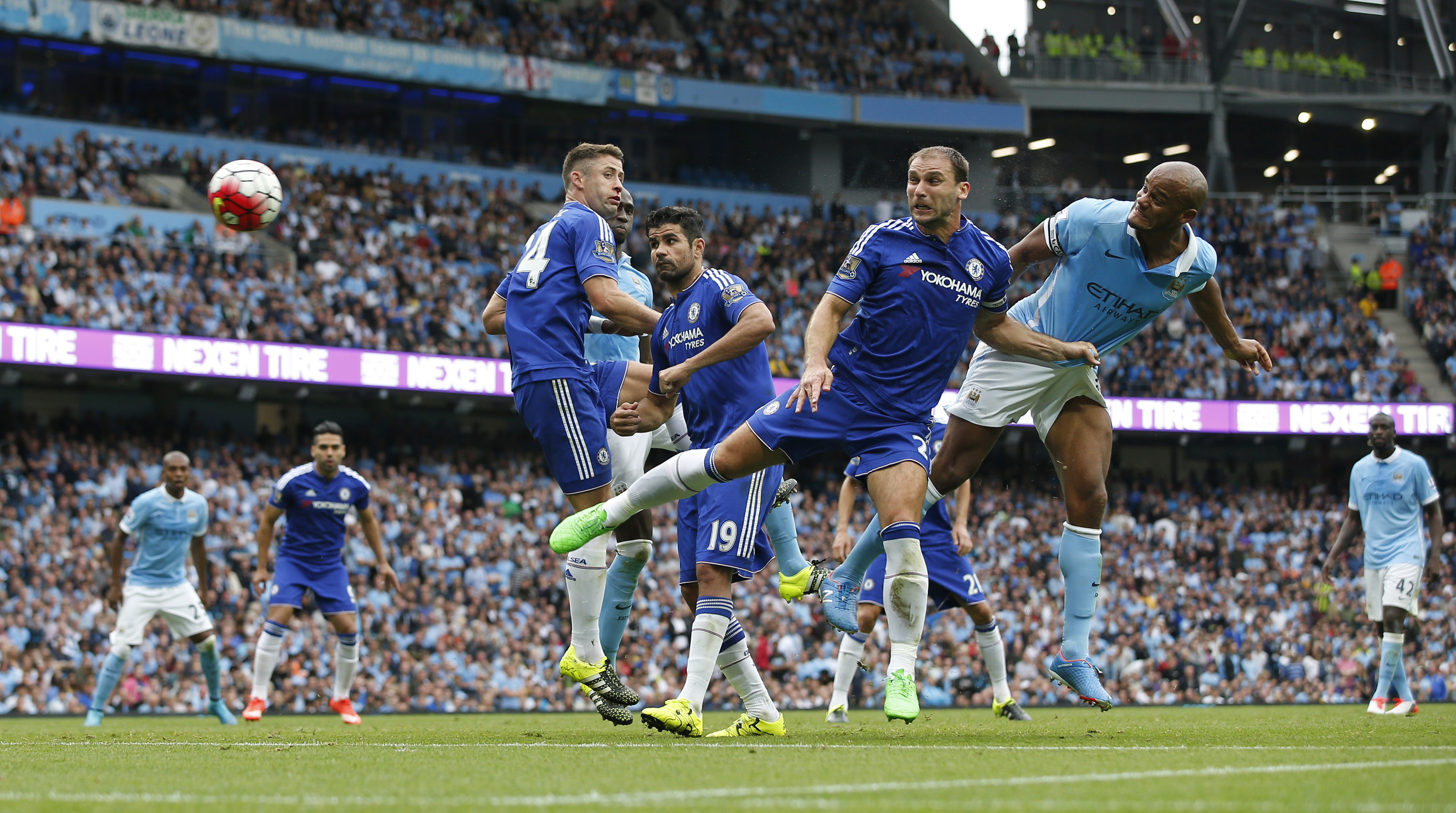 Ivanovic k&egrave;m kh&ocirc;ng chặt, để Kompany đ&aacute;nh đầu n&acirc;ng tỉ số 2-0