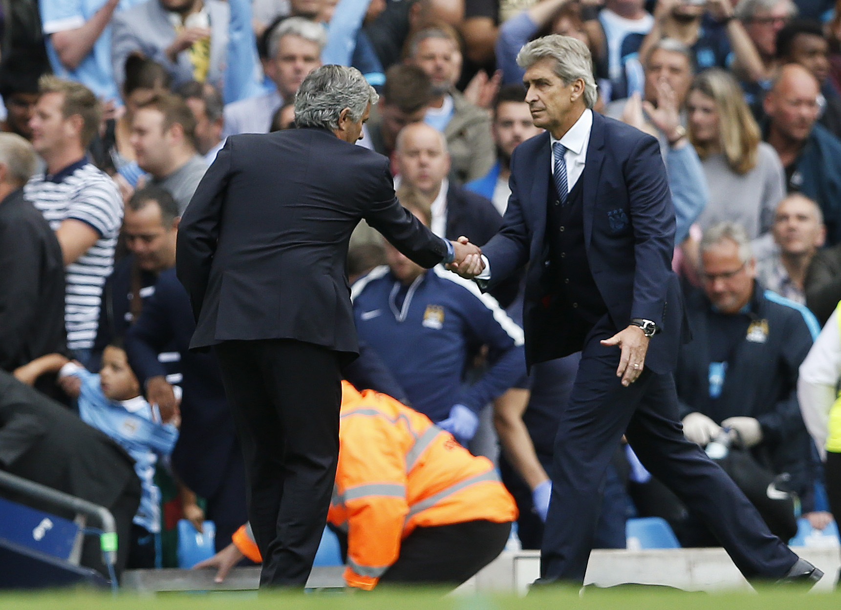 HLV Mourinho bắt tay Pellegrini sau trận