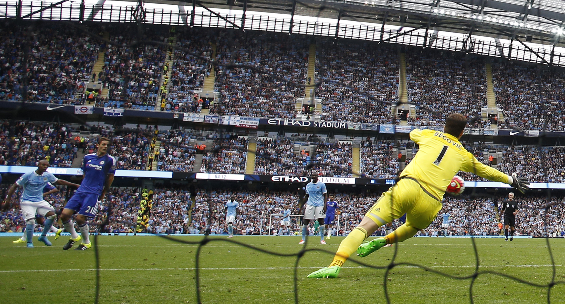 Fernandinho (b&igrave;a tr&aacute;i) ghi b&agrave;n thứ ba cho Man City