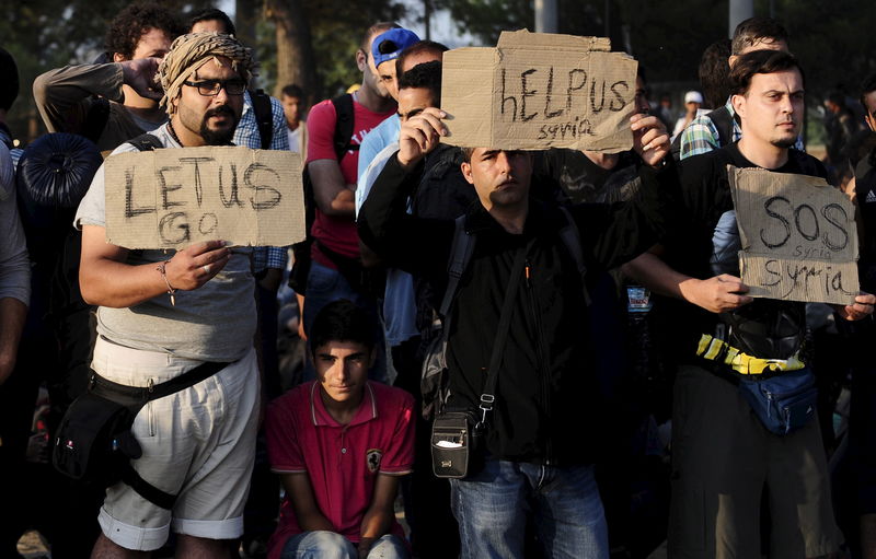 Người tị nạn Syria với những th&ocirc;ng điệp xin sự gi&uacute;p đỡ. Họ từ Syria sang Hy Lạp rồi qua Macedonia để hướng l&ecirc;n Bắc &Acirc;u v&agrave; T&acirc;y &Acirc;u. Ảnh: Reuters