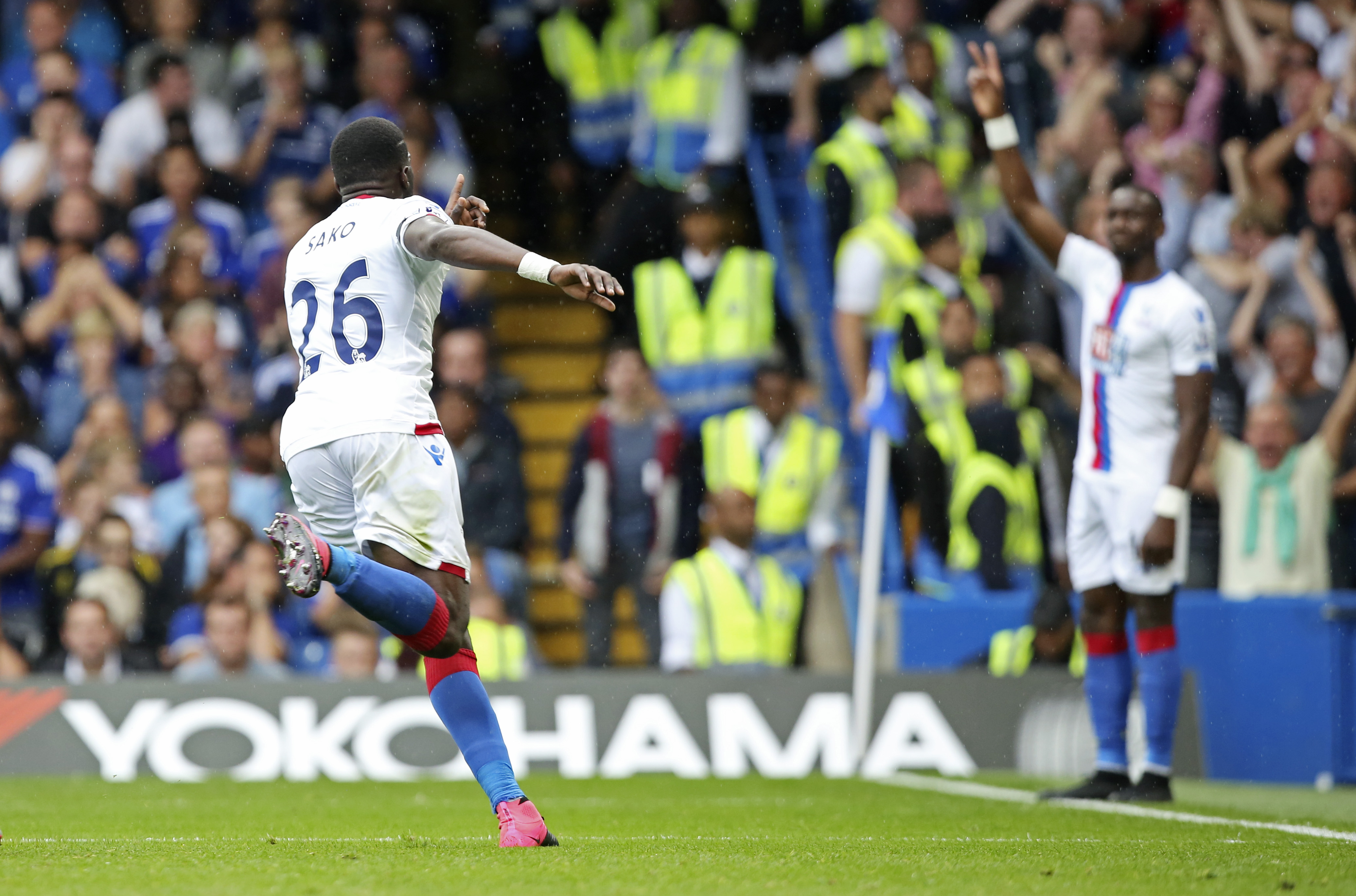 Sakho sau b&agrave;n mở tỉ số cho Crystal Palace