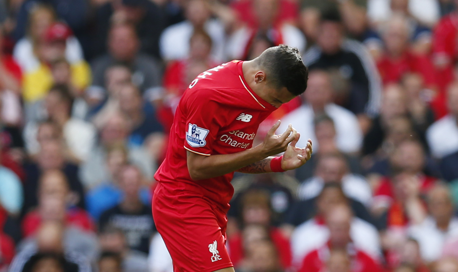 Coutinho thất vọng khi bị thẻ đỏ trong trận Liverpool thảm bại 0-3 trước West Ham tr&ecirc;n s&acirc;n nh&agrave;