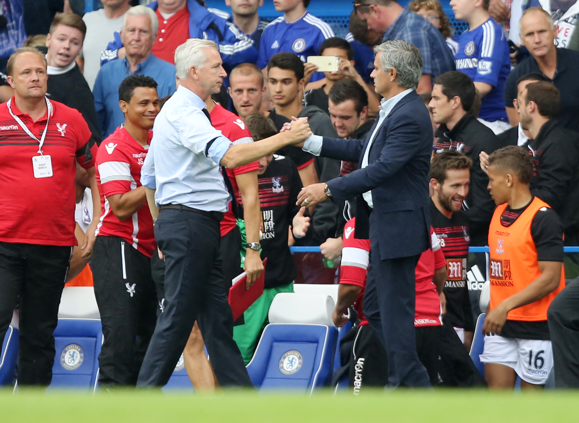 HLV A.Pardew trở th&agrave;nh khắc tinh của Mourinho khi gi&uacute;p Crystal Palace rồi trước đ&oacute; l&agrave; Newcastle thắng Chelsea