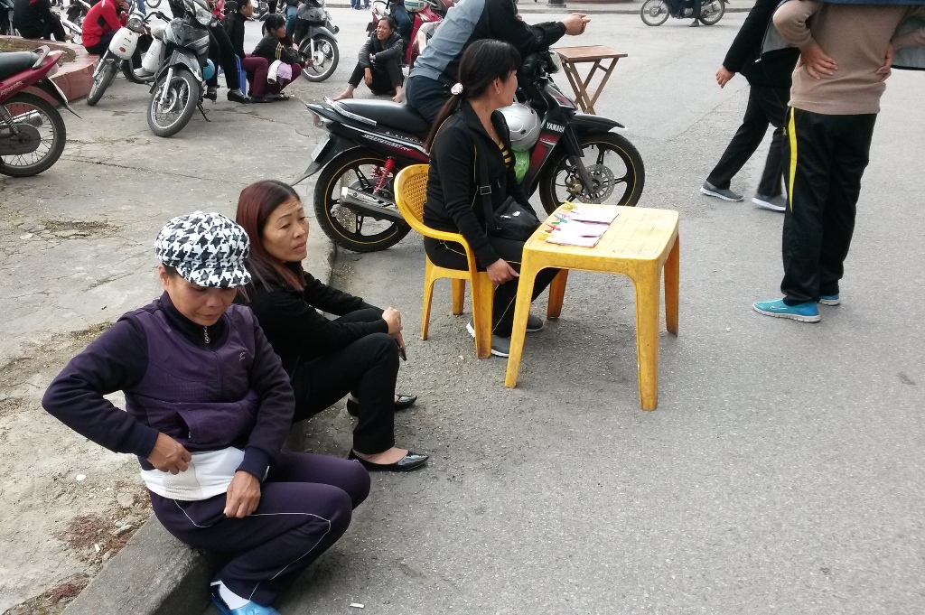Bên ngoài phe vé nhan nhản, bày bán công khai