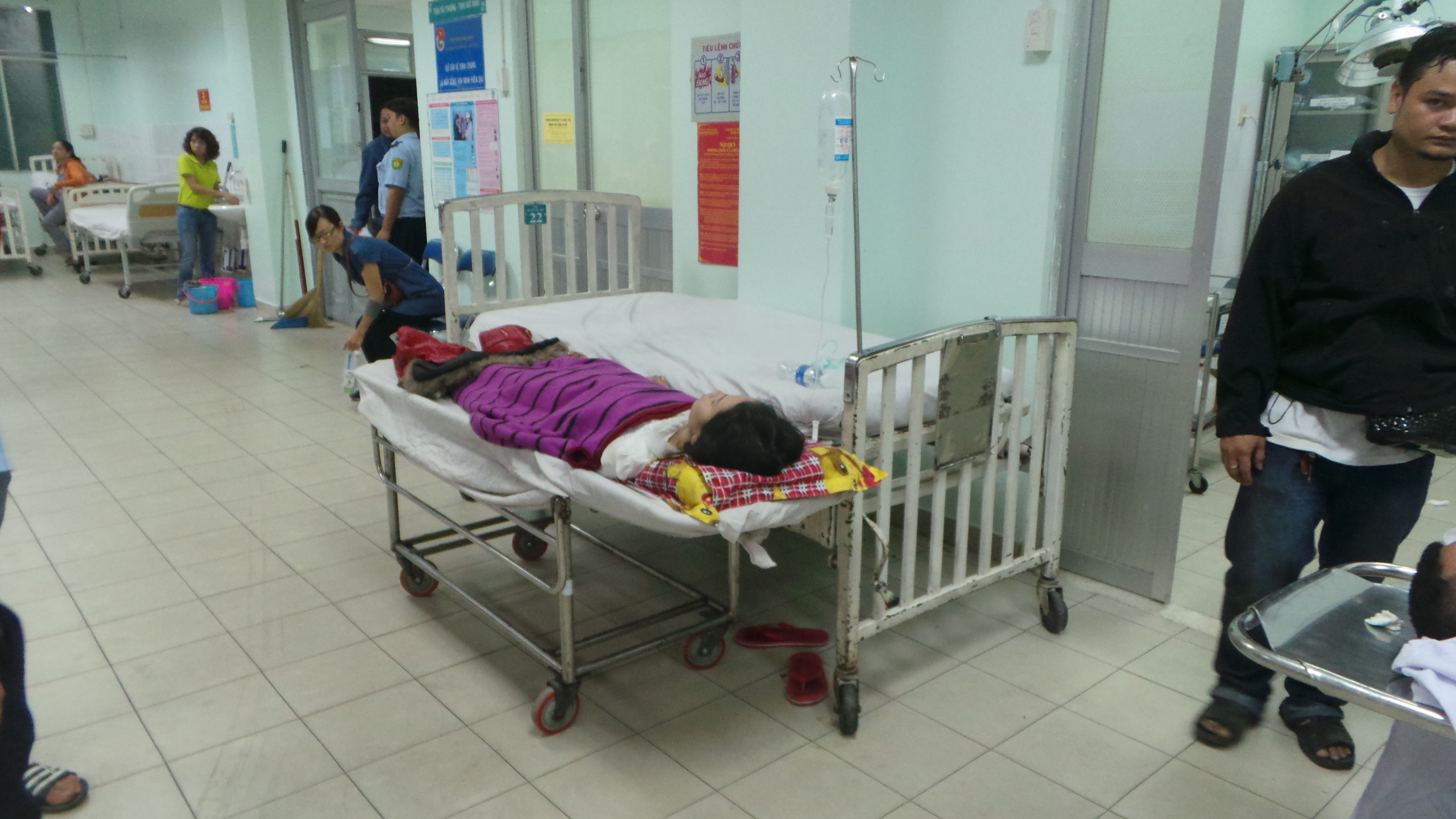 Một nữ nạn nh&acirc;n đang cấp cứu do bị xe ca sĩ h&uacute;c văng tại s&acirc;n bay