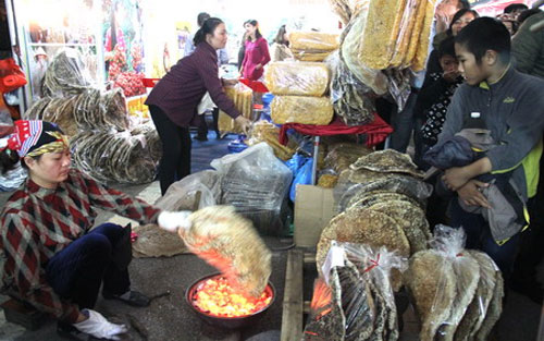 Chợ phiên trong lòng phố