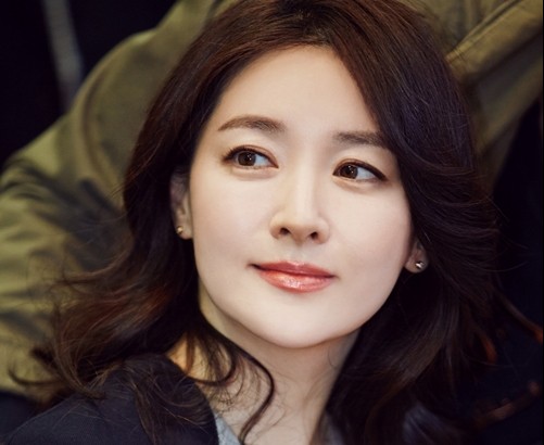 Lee Young Ae đẹp quý phái ở tuổi 44