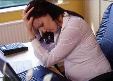 Nắm giữ thì anh không là của mình như ngày xưa, còn buông tay thì đứa trẻ con tôi không cha. (Ảnh mang tính minh họa)