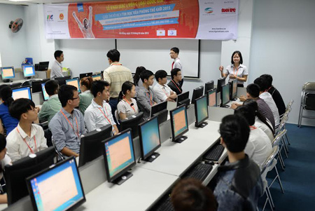 Ba sinh viên tranh tài tại cuộc thi tin học văn phòng thế giới