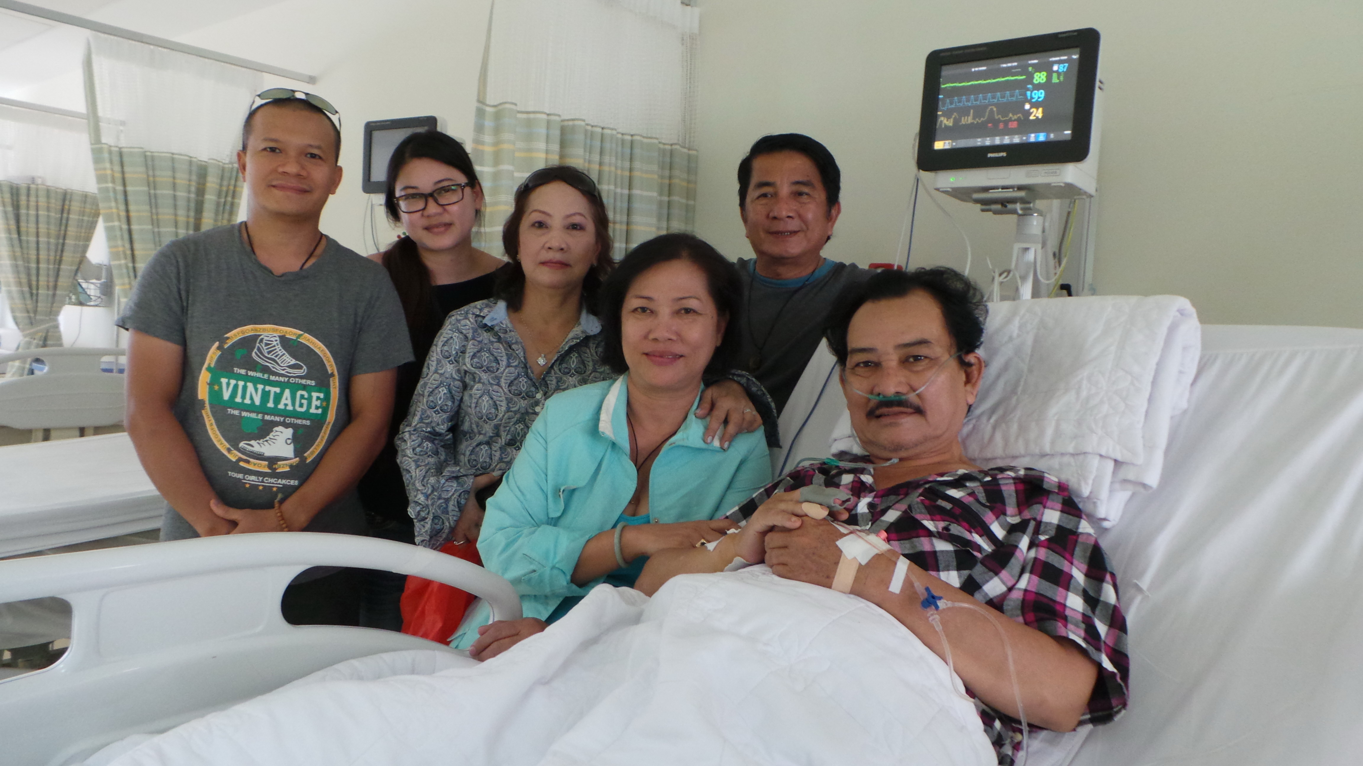 Niềm vui của những người thân, bạn bè sau khi ông Trung được cứu kịp.