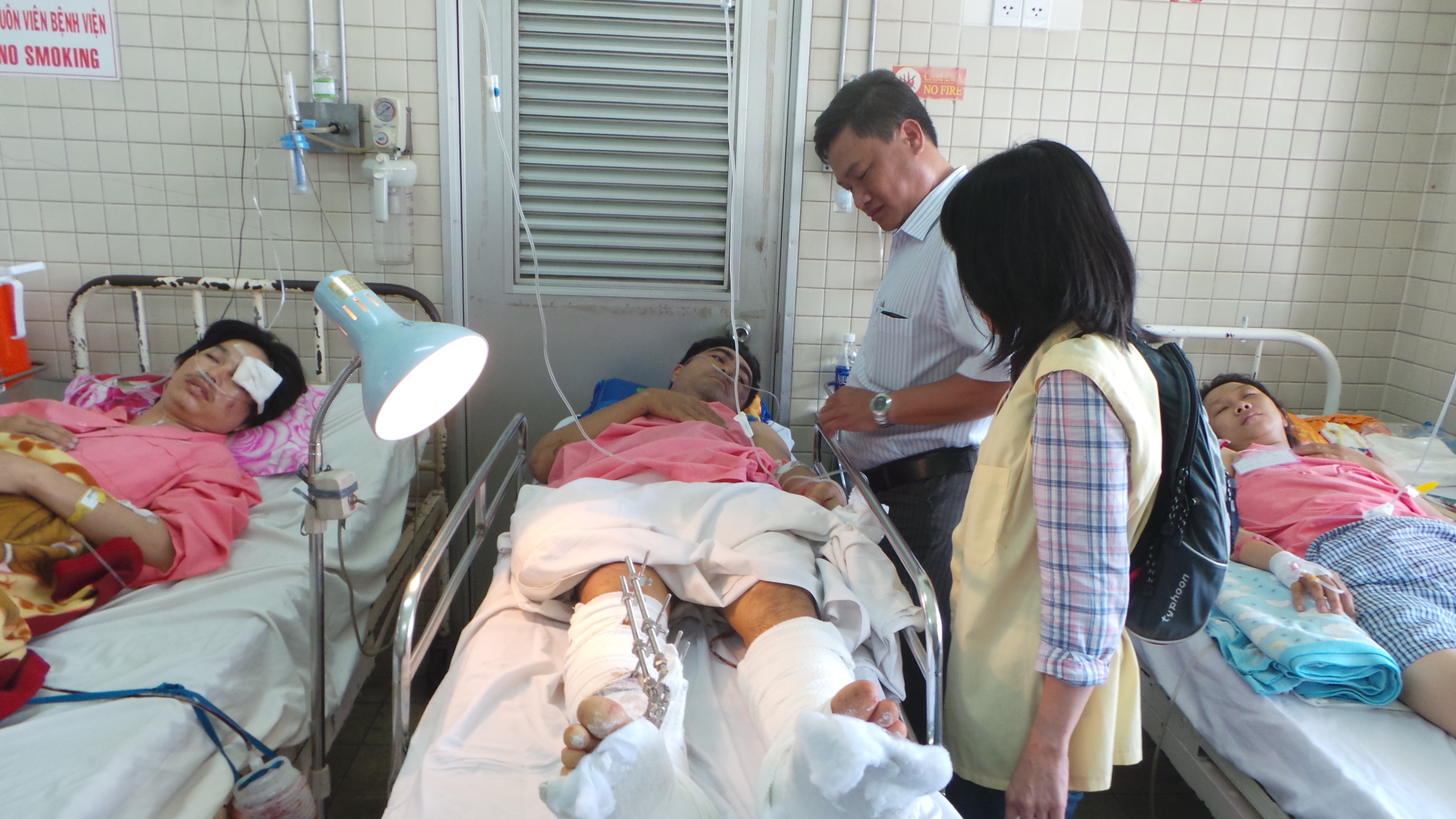 Sau tai nạn hy hữu, anh Hiển đang cố vượt qua bệnh tật trong sự chia sẻ của người th&acirc;n, đồng nghiệp.
