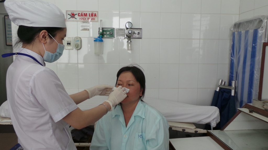 Chị H. đang c&ograve;n điều trị lấy lại thị lực