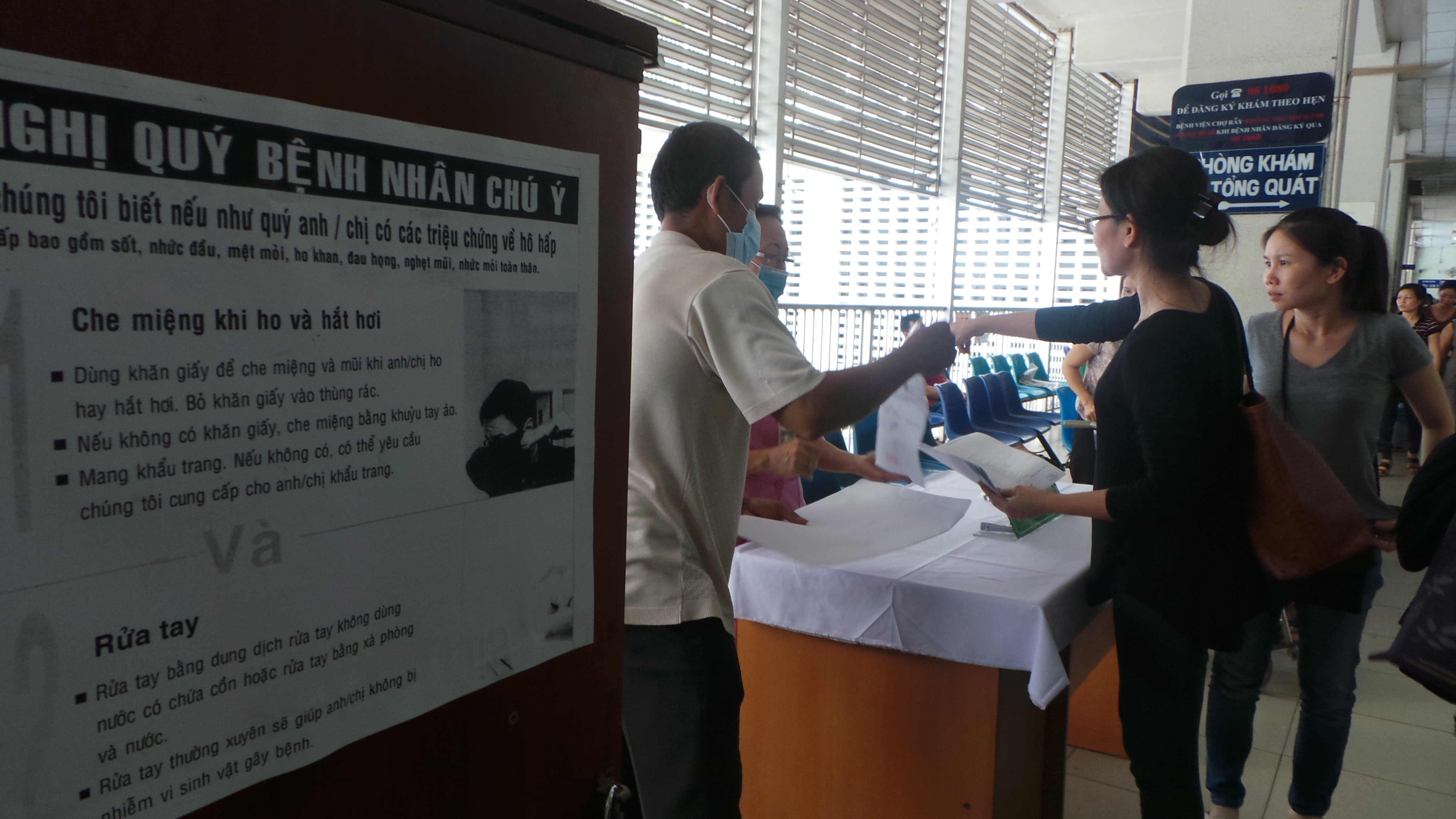 Che khẩu trang, tr&aacute;nh tiếp x&uacute;c với người c&oacute; vấn đề về h&ocirc; hấp