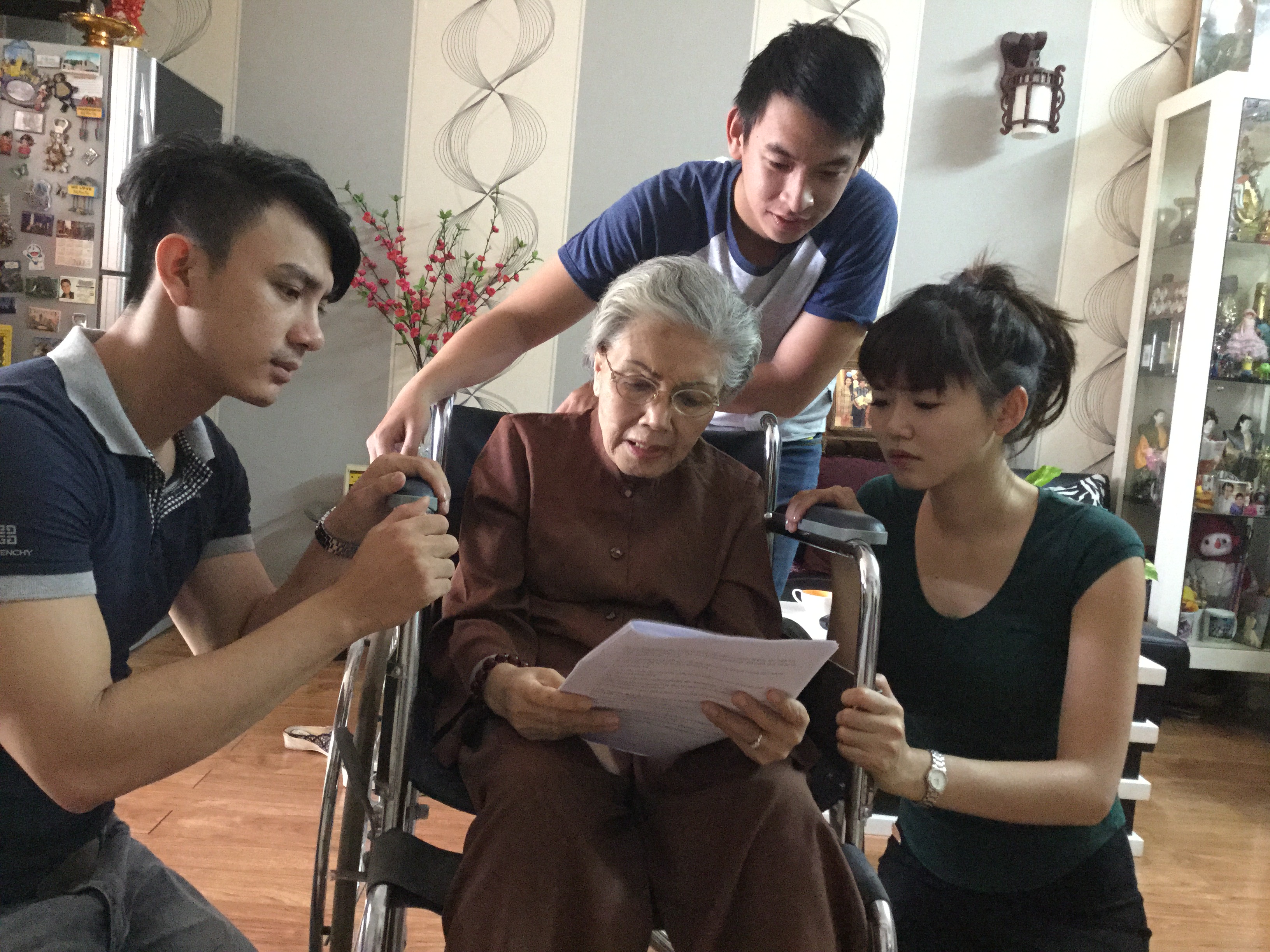 B&agrave; &acirc;n cần chỉ dạy cho c&aacute;c nghệ sĩ trẻ từng c&acirc;u ca, lời thoại