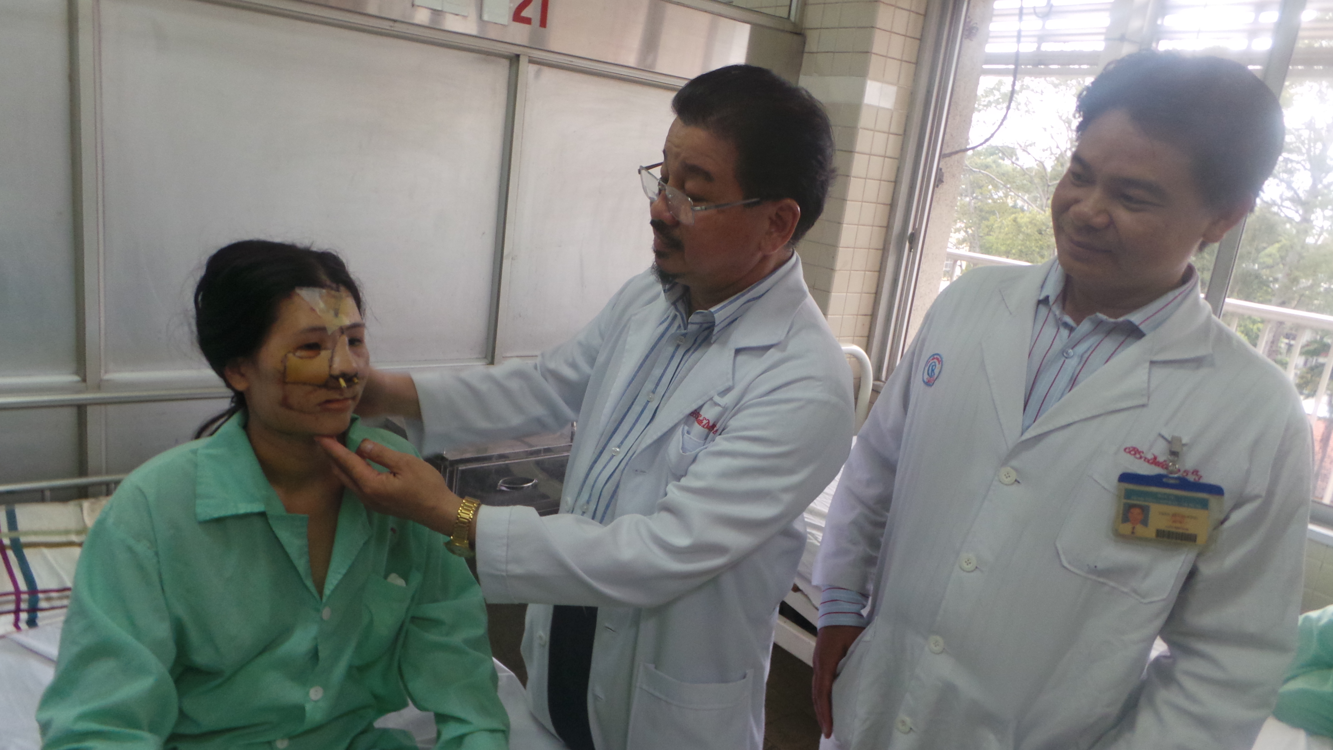 Khu&ocirc;n mặt chị Ph&uacute; được t&aacute;i tạo th&agrave;nh c&ocirc;ng sau 12 giờ phẫu thuật