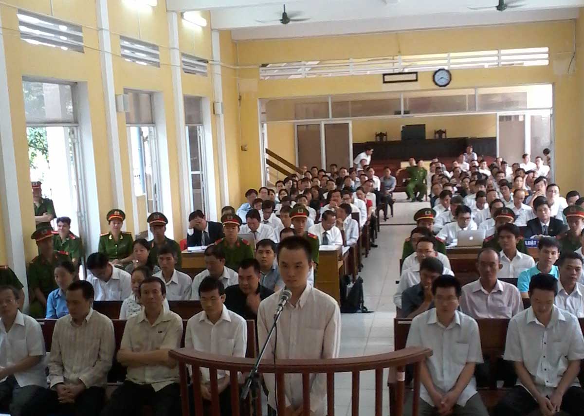 Bị cáo Lâm Minh Mẫn đang nghe HĐXX thẩm tra lý lịch