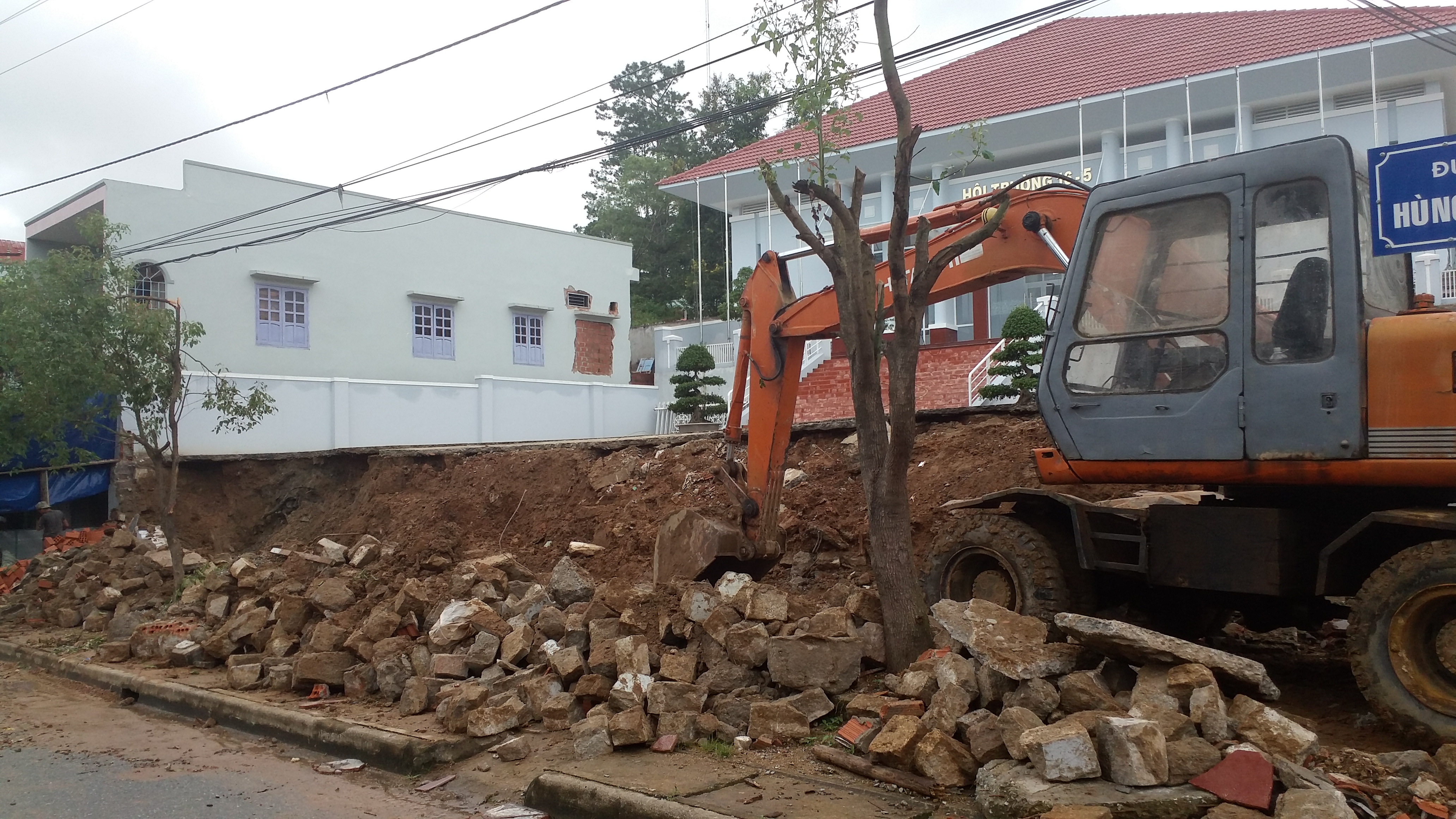 H&agrave;ng r&agrave;o đang được khắc phục chiều ng&agrave;y 12-8.