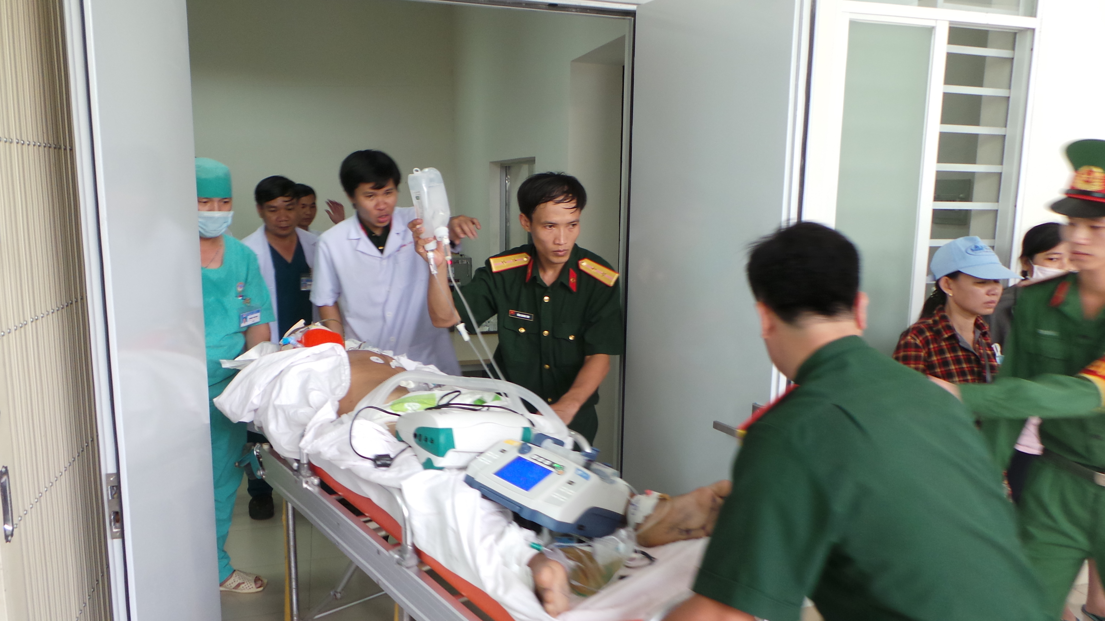 Thủy thủ gặp nạn được chuyển về đất liền để được tiếp tục chữa trị.