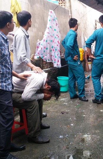 Bé 8 tháng tuổi nằm trong phòng trọ bị bồn nước rơi đè chết