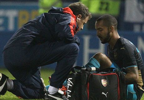 Chamberlain "rủ" Walcott chấn thương, HLV Wenger lo sốt vó