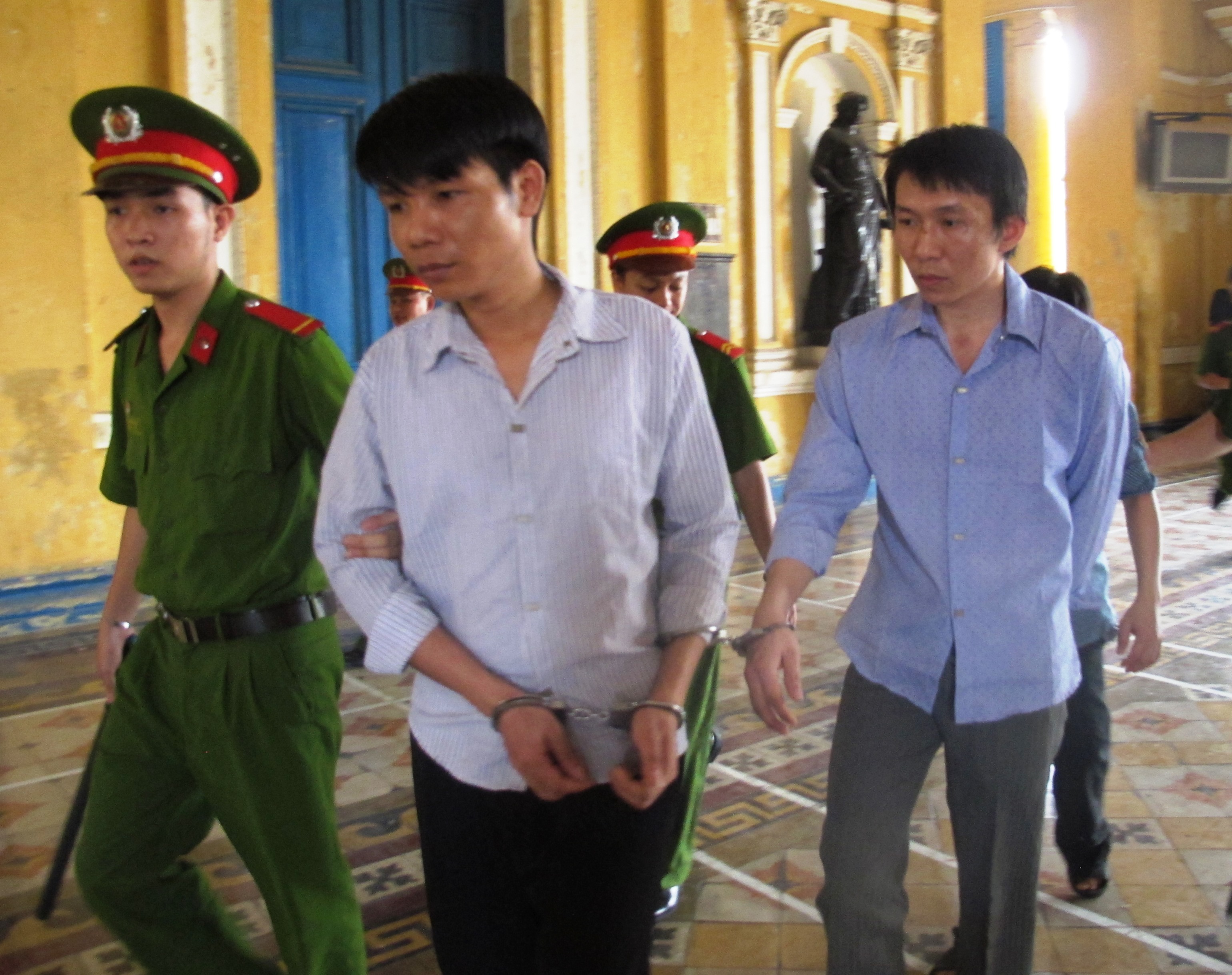 Bị c&aacute;o ra xe dẫn giải sau khi to&agrave; tuy&ecirc;n &aacute;n