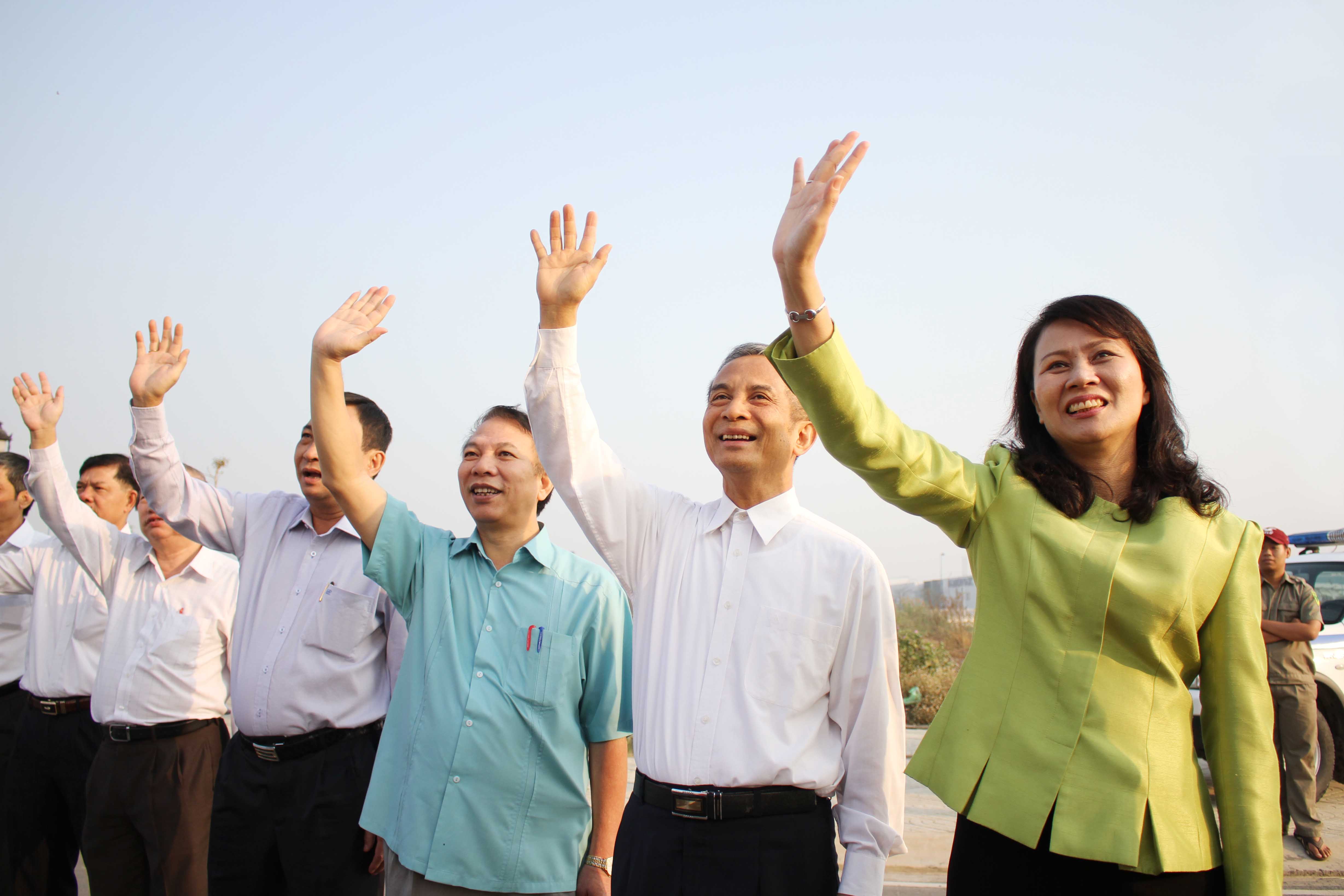 L&atilde;nh đao Tổng LĐLĐ Việt Nam, Th&agrave;nh ủy v&agrave; LĐLĐ TP HCM vẫy tay tiễn c&ocirc;ng nh&acirc;n về qu&ecirc; ăn Tết