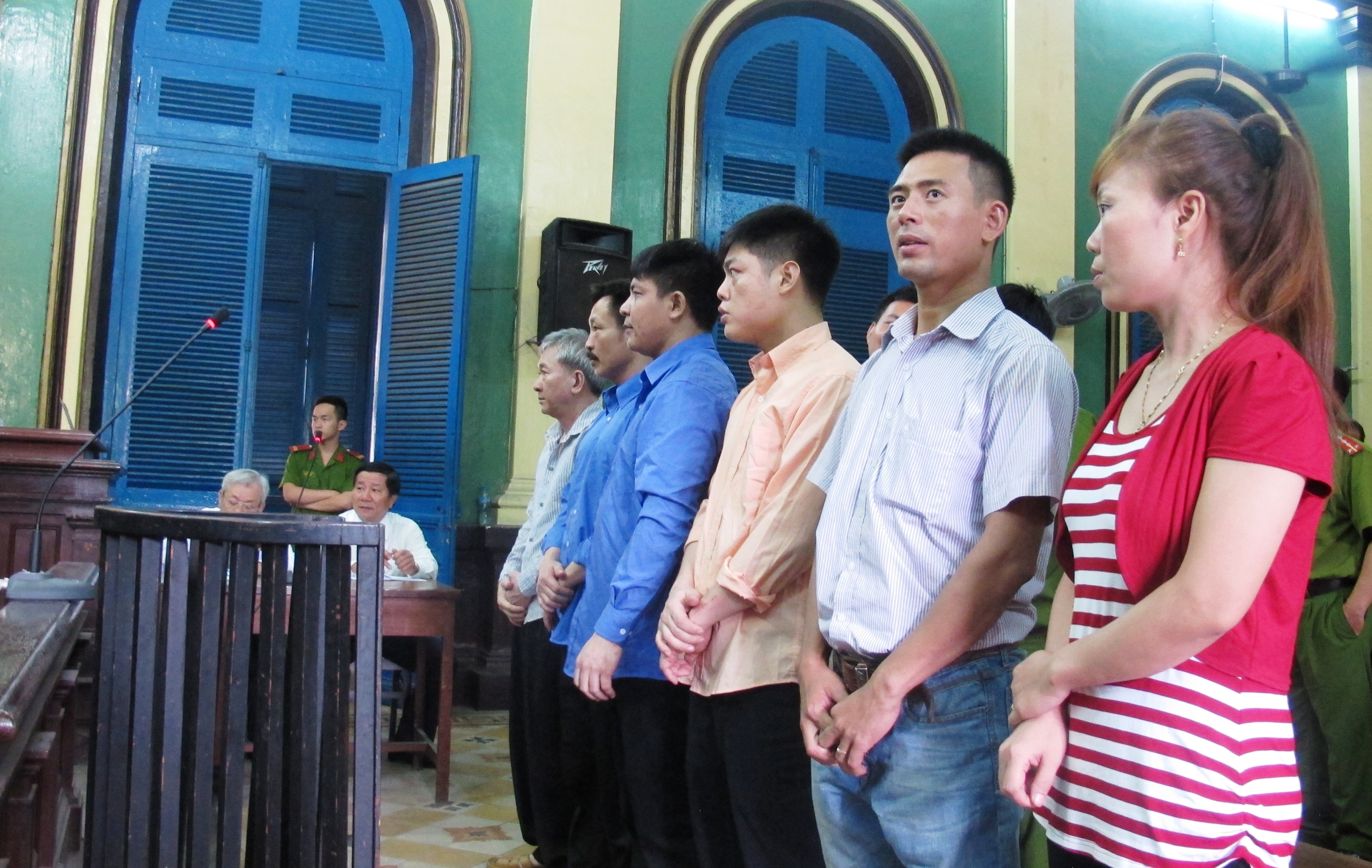 C&aacute;c bị c&aacute;o nghe tuy&ecirc;n &aacute;n
