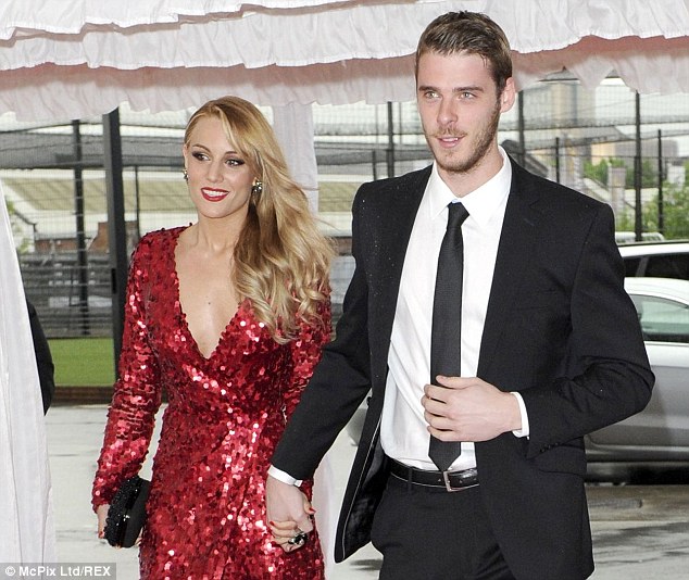 De Gea v&agrave; bạn g&aacute;i chưa thể đo&agrave;n tụ tại Madrid