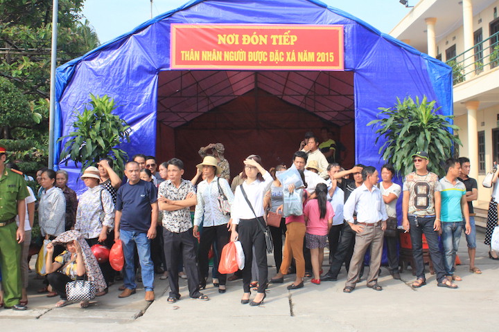 Người nh&agrave; phạm nh&acirc;n chờ đợi người th&acirc;n của m&igrave;nh được trả tự do