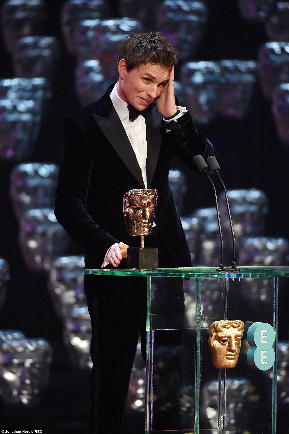 Nam diễn viên Eddie Redmayne xúc động