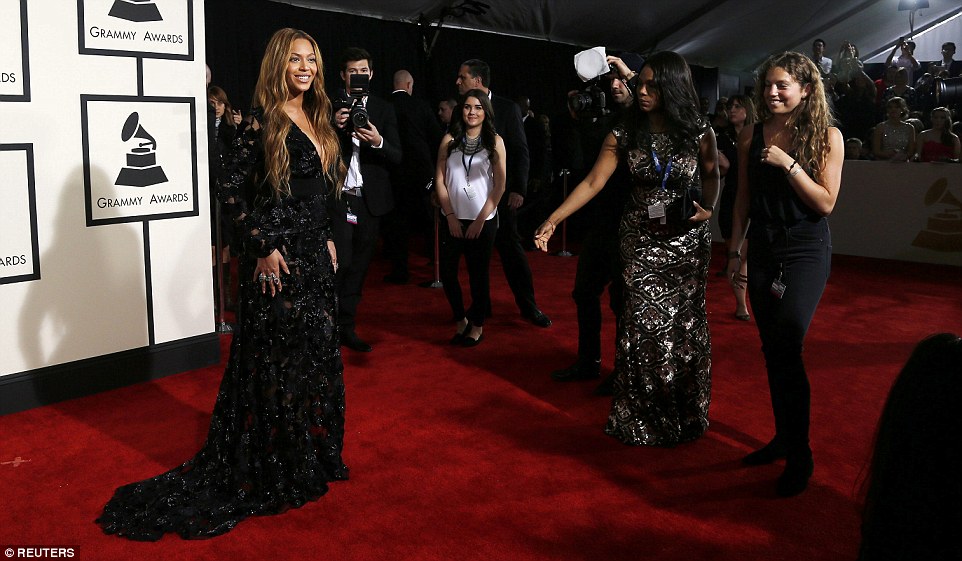 Beyonce duy&ecirc;n d&aacute;ng tr&ecirc;n thảm đỏ