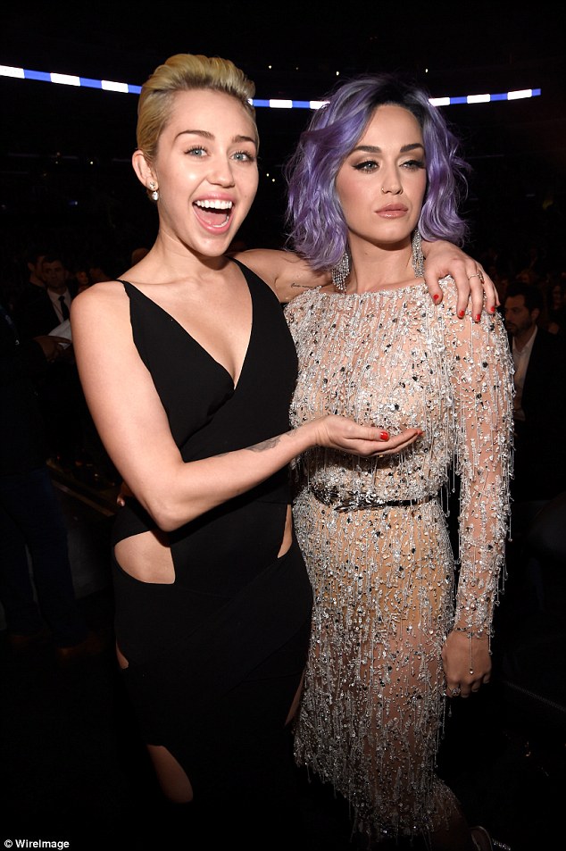 Miley Cyrus v&agrave; Katy Perry đọ v&ograve;ng một