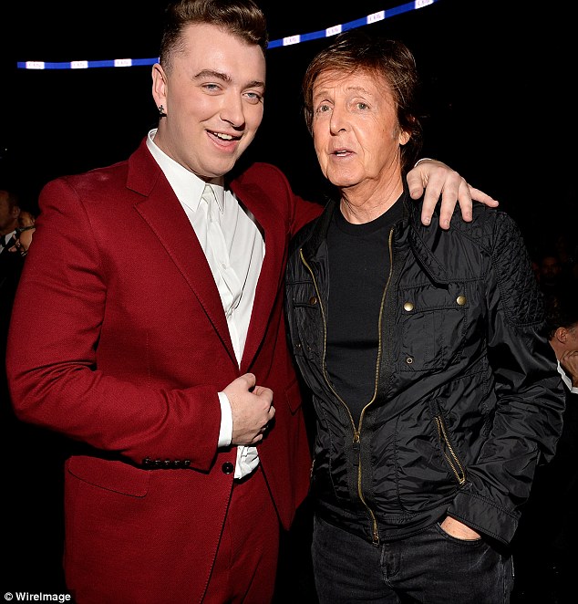 Sam Smith hạnh ph&uacute;c với giải thưởng