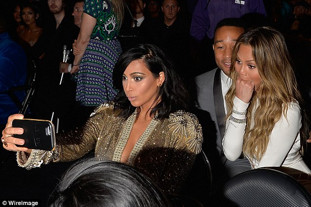 Kh&ocirc;ng c&oacute; Kanye b&ecirc;n cạnh, Kim liền l&ocirc;i điện thoại ra chụp ảnh