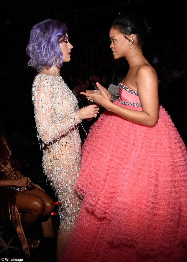 V&agrave; chạy sang t&aacute;m chuyện với Katy Perry