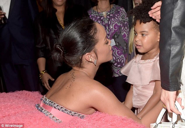 Rihanna &ocirc;m b&eacute; Blue Ivy con của Beyonce v&agrave; Jay Z