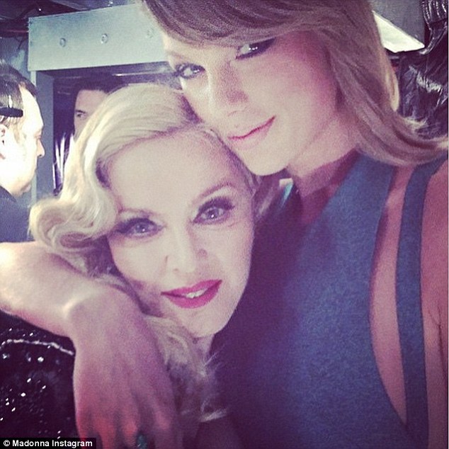 Taylor Swift chụp ảnh c&ugrave;ng Madonna