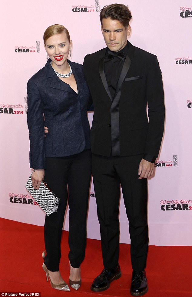 Scarlett v&agrave; chồng Romain