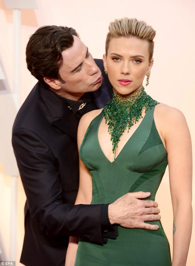 John Travolta hôn Scarlett Johansson