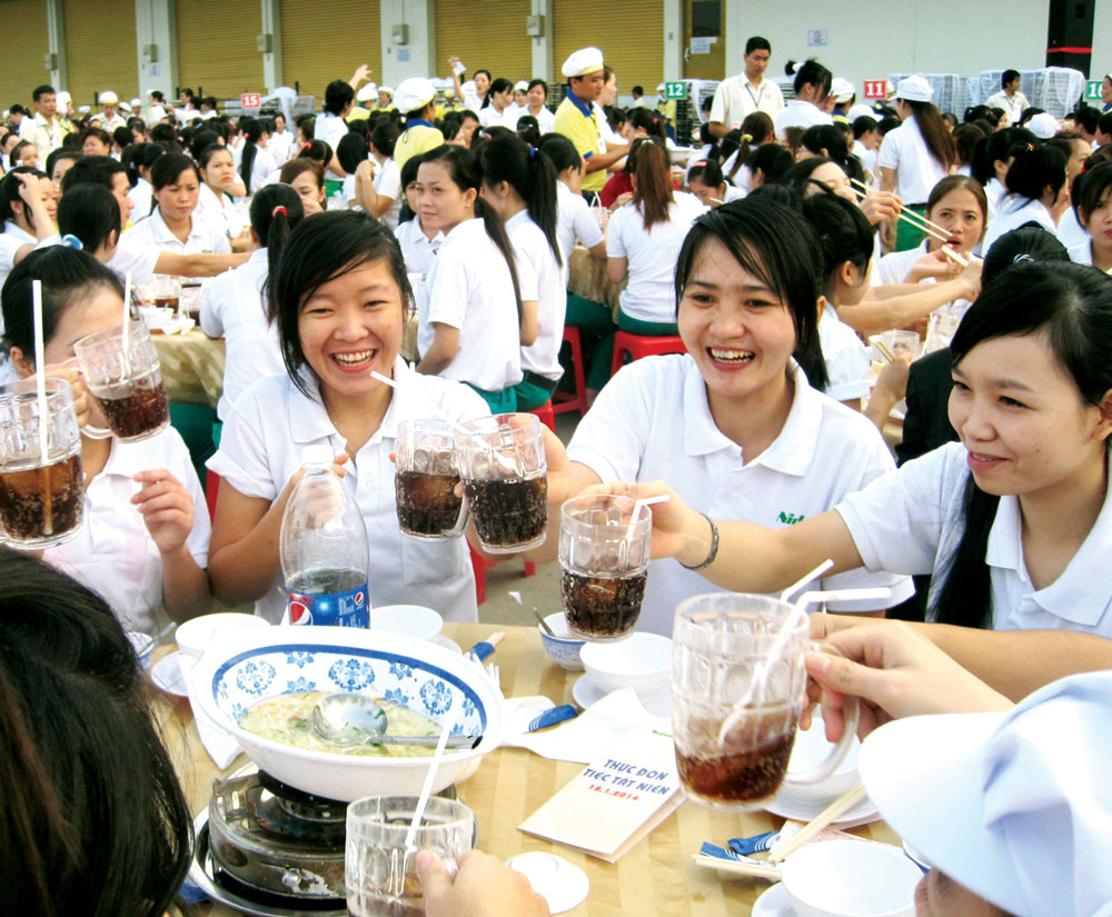 Một buổi li&ecirc;n hoan d&agrave;nh cho c&ocirc;ng nh&acirc;n ở C&ocirc;ng ty Nidec Vietnam Ảnh: THANH NGA
