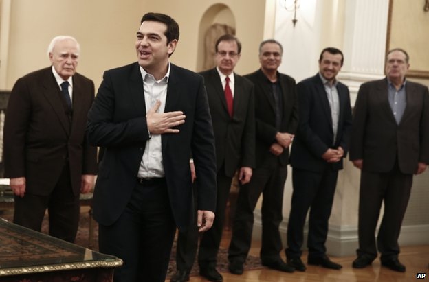 Ông Tsipras tươi cười sau khi tuyên thệ nhậm chức thủ tướng. Ông không đeo cà vạt khi có mặt tại buổi lể này. Ảnh: AP