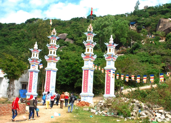 Cổng ch&ugrave;a &Ocirc;ng N&uacute;i dưới ch&acirc;n n&uacute;i. Ảnh: HOA KH&Aacute;