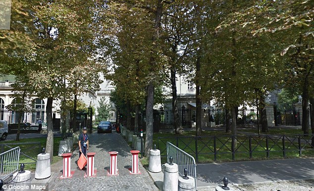 M&aacute;y bay kh&ocirc;ng người l&aacute;i xuất hiện gần Đại sứ qu&aacute;n Mỹ. Ảnh: Daily Mail