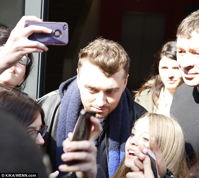 Sam Smith bị người hâm mộ bao vây
