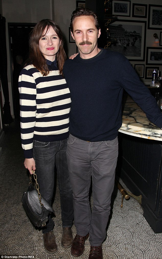 Emily Mortimer và chồng tại buổi ra mắt phim