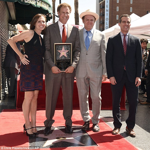 Will Ferrell hạnh ph&uacute;c b&ecirc;n bạn b&egrave;