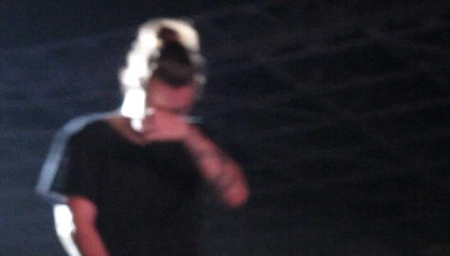 Harry Styles khóc trên sân khấu