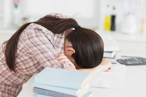 Cứ nhắm mắt lại, nỗi cô đơn, nỗi đau, nỗi nhớ về chồng lại khiến giấc ngủ hoang hoải thâu đêm!. (Ảnh minh họa: internet)
