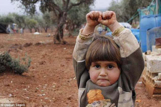 Bức ảnh em b&eacute; Syria đầu h&agrave;ng trước m&aacute;y ảnh