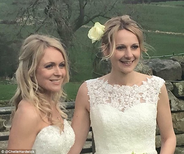 Michelle Hardwick (trái) và